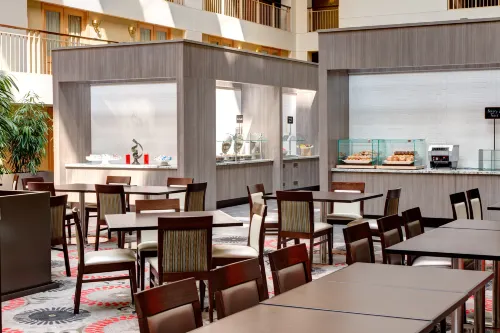 Embassy Suites by Hilton Chicago O'Hare Rosemont Dining Photos