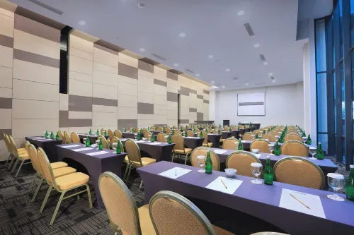 Harper Palembang Fasilitas Bisnis Photos