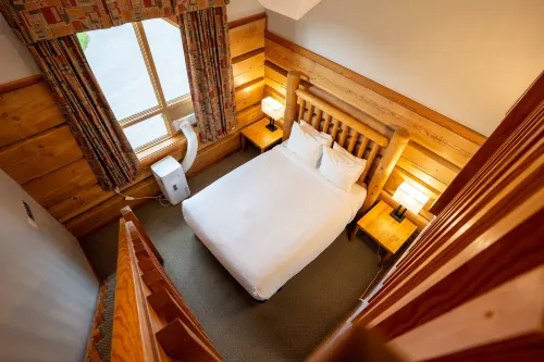 Basecamp Lodge Golden Rooms Photos