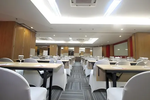 Hotel @HOM Semarang by Horison Fasilitas Bisnis Photos