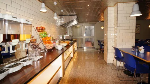 Crestfield Hotel Dining Photos