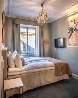 Lady Hamilton Hotel Featured Photos