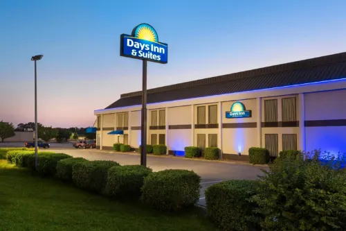 Days Inn & Suites by Wyndham Fort Bragg/Cross Creek Mall Exterior Photos