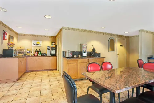 FairBridge Inn Express Tukwila Restauration Photos