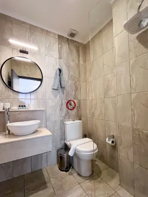 Galley Hotel Kamar Photos