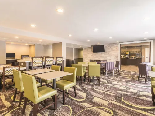 La Quinta Inn & Suites by Wyndham Cleveland - Airport North Dining Photos