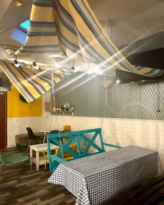 Trendy Hostel Öffentliche Flächen Photos
