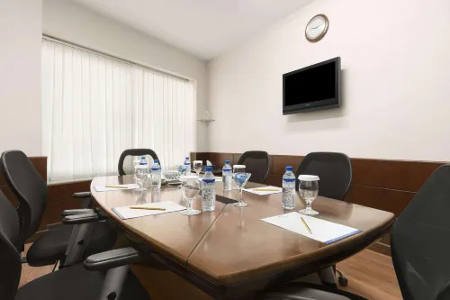 Howard Johnson by Wyndham Bur Dubai Бизнес-удобства Photos