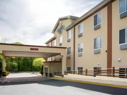 Clarion Hotel & Suites Hamden-New Haven Exterior Photos