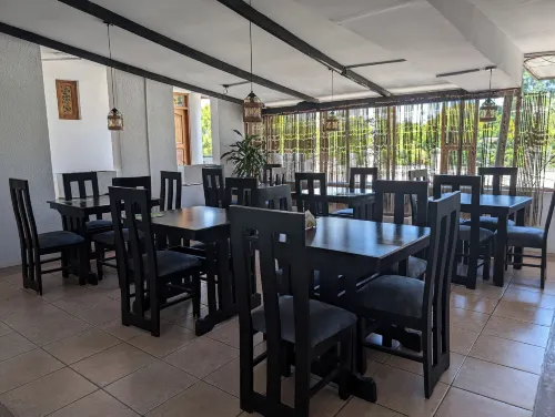 Q-Bar & Guesthouse Dining Photos