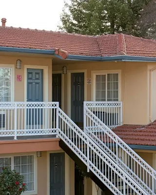 Howard Johnson by Wyndham Berkeley Exterior Photos