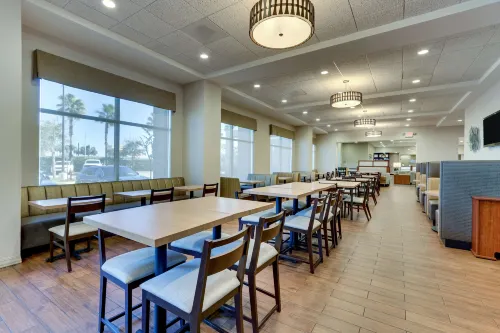 Drury Inn & Suites Orlando Near Universal Orlando Resort Restauration Photos