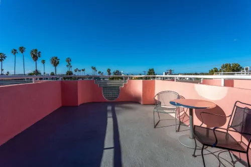 Days Inn by Wyndham Santa Monica Public Areas Photos