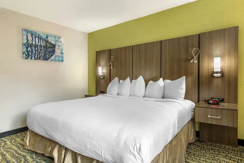 Best Western Plus New Englander Rooms Photos