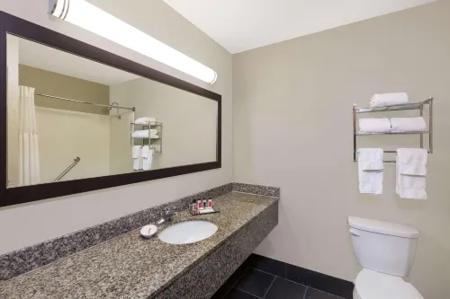 Ramada by Wyndham des Moines Airport Rum Photos