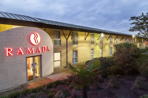 Ramada by Wyndham Hounslow - Heathrow East Exterior Photos
