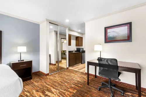 Best Western Plus Parkway Inn Photos
