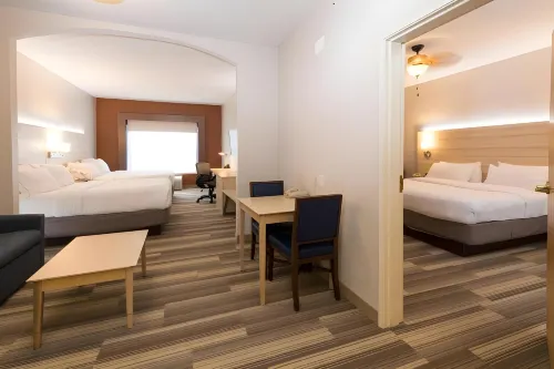 Holiday Inn Express & Suites Detroit - Utica Zimmer Photos