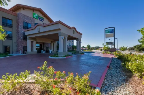 Holiday Inn Express & Suites Atascadero Exterior Photos