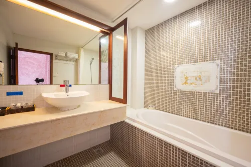 Duc Vuong Saigon Hotel - Bùi Viện Photos