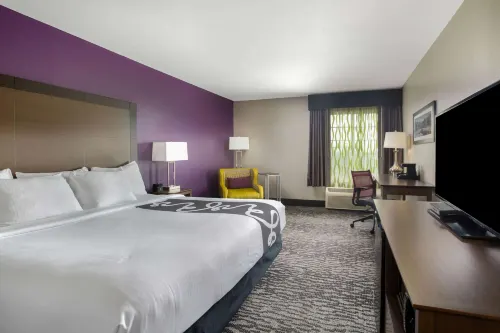 La Quinta Inn & Suites by Wyndham Visalia/Sequoia Gateway Kamar Photos