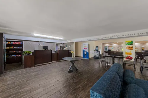 Quality Inn & Suites Airport Espaces publics Photos