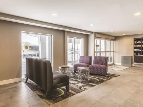 La Quinta Inn & Suites by Wyndham Cleveland - Airport North Public Areas Photos