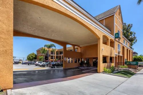 Quality Inn & Suites Westminster Seal Beach Exterior Photos