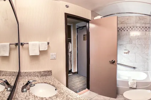 Quality Inn & Suites Yorkton Kamar Photos