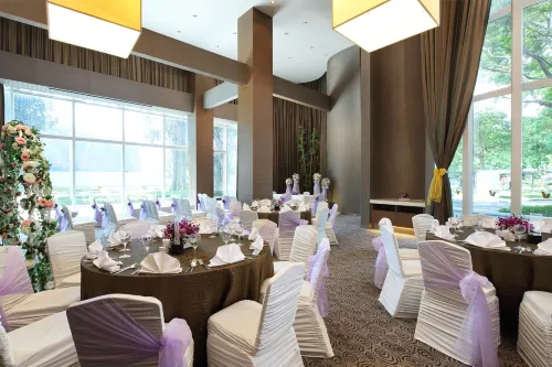 Village Hotel Changi by Far East Hospitality Restauranger Photos