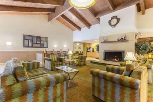 La Quinta Inn & Suites by Wyndham Redding Espaces publics Photos