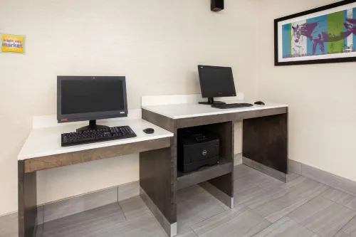 La Quinta Inn & Suites by Wyndham Cincinnati Airpt Florence Business Facilities Photos