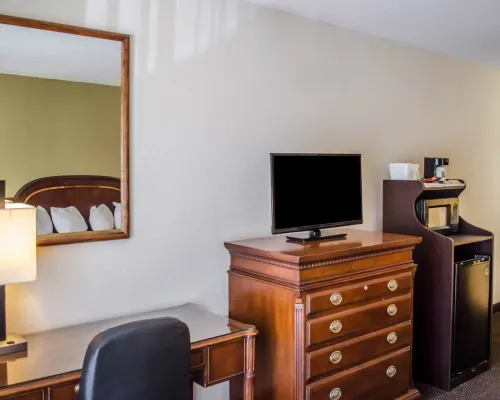 Quality Inn & Suites Pensacola Bayview Rooms Photos