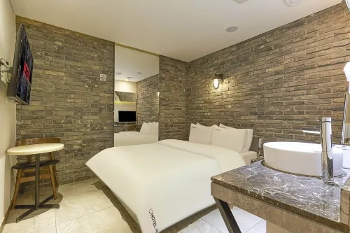Hertz Hotel Rooms Photos