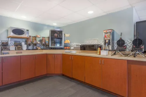 Super 8 by Wyndham Peterborough Restauration Photos