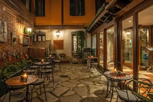 Hotel La Fenice et des Artistes Exterior Photos