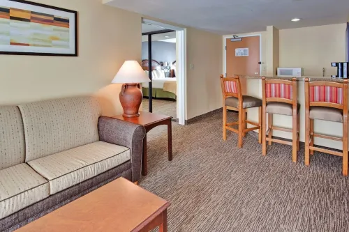 Holiday Inn & Suites Anaheim (1 Blk/Disneyland®) Rooms Photos