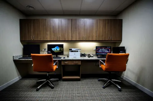 Hampton Inn & Suites by Hilton Truro Business Facilities Photos