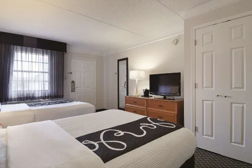 La Quinta Inn & Suites by Wyndham Miami Airport East Photos