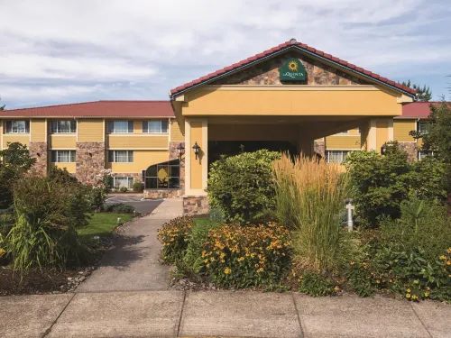 Best Western Plus Parkway Inn Exterior Photos