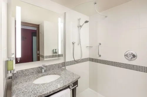 Hampton by Hilton London Gatwick Airport Rooms Photos