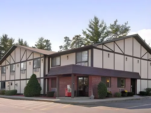 Super 8 by Wyndham Queensbury Glens Falls/Lake George Area Exterior Photos