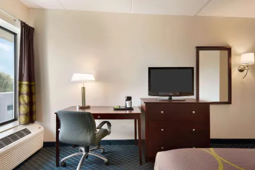 Super 8 by Wyndham Liverpool/Syracuse North Airport Rooms Photos
