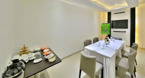 Oak Tree Urban Hotel Jakarta Restauration Photos