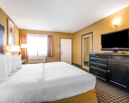Quality Inn & Suites Westminster Seal Beach Rooms Photos