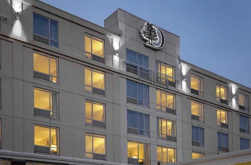 DoubleTree by Hilton Hotel Boston Bayside Exterior Photos