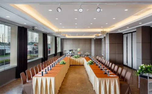 Ramada Plaza by Wyndham Bangkok Menam Riverside Business Facilities Photos