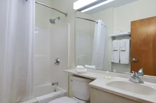 Microtel Inn & Suites by Wyndham Plattsburgh Phòng Photos