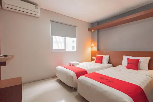 RedDoorz Plus @ Dago Pojok 3 Kamar Photos