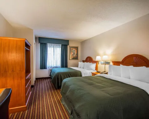 Quality Inn & Suites at Tropicana Field Rum Photos